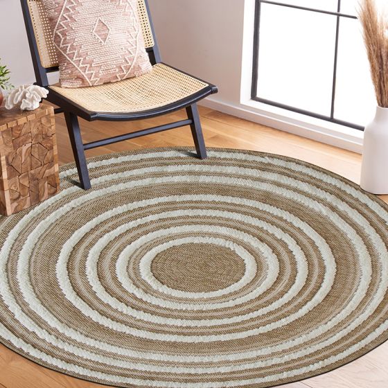Tapis rond en jute naturel beige et blanc tressé avec des motifs de cercles concentriques.