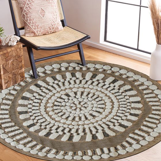 Tapis rond en jute aux motifs en relief blancs, posé sur un parquet en bois.