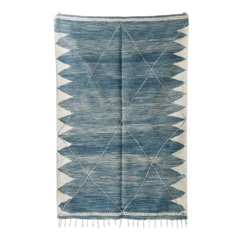 Grand tapis Zanafi bleu de 200x300 cm, avec un motif géométrique à losanges et des franges décoratives.

