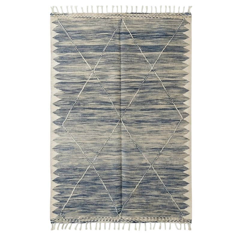 Tapis Zanafi gris crème parsemé de motifs losanges blancs et franges décoratives.
