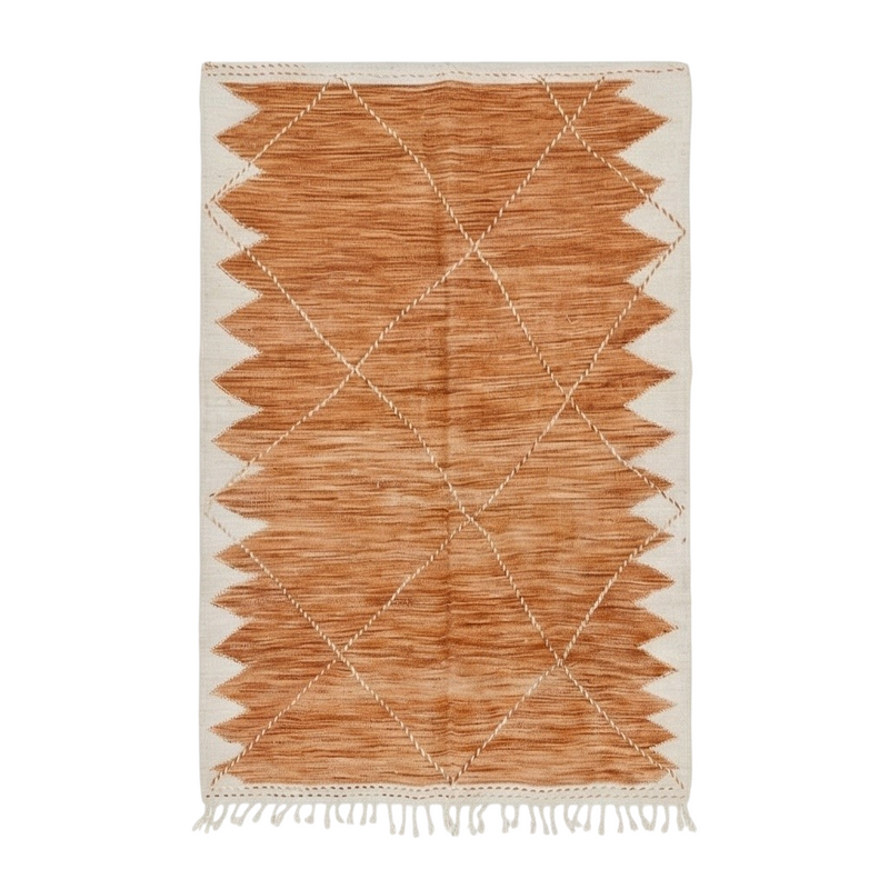 Grand tapis Zanafi orange de 200x300 cm, avec motif losange, bordure beige à pointes et franges décoratives.
