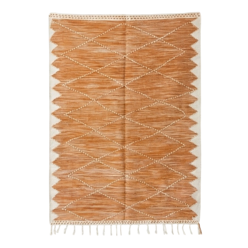 Tapis en coton beige avec motif losange couleur terre cuite, finition frangée et design moderne.