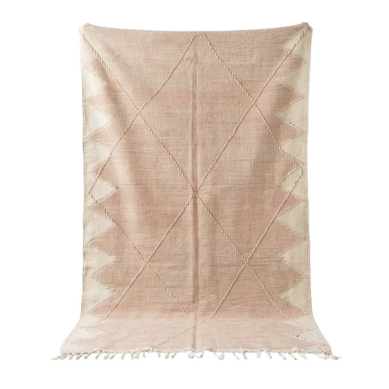 Tapis Zanafi rose kilim, de motif losanges, avec des franges courtes.
