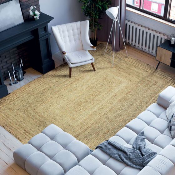 grand tapis en jute dans un salon