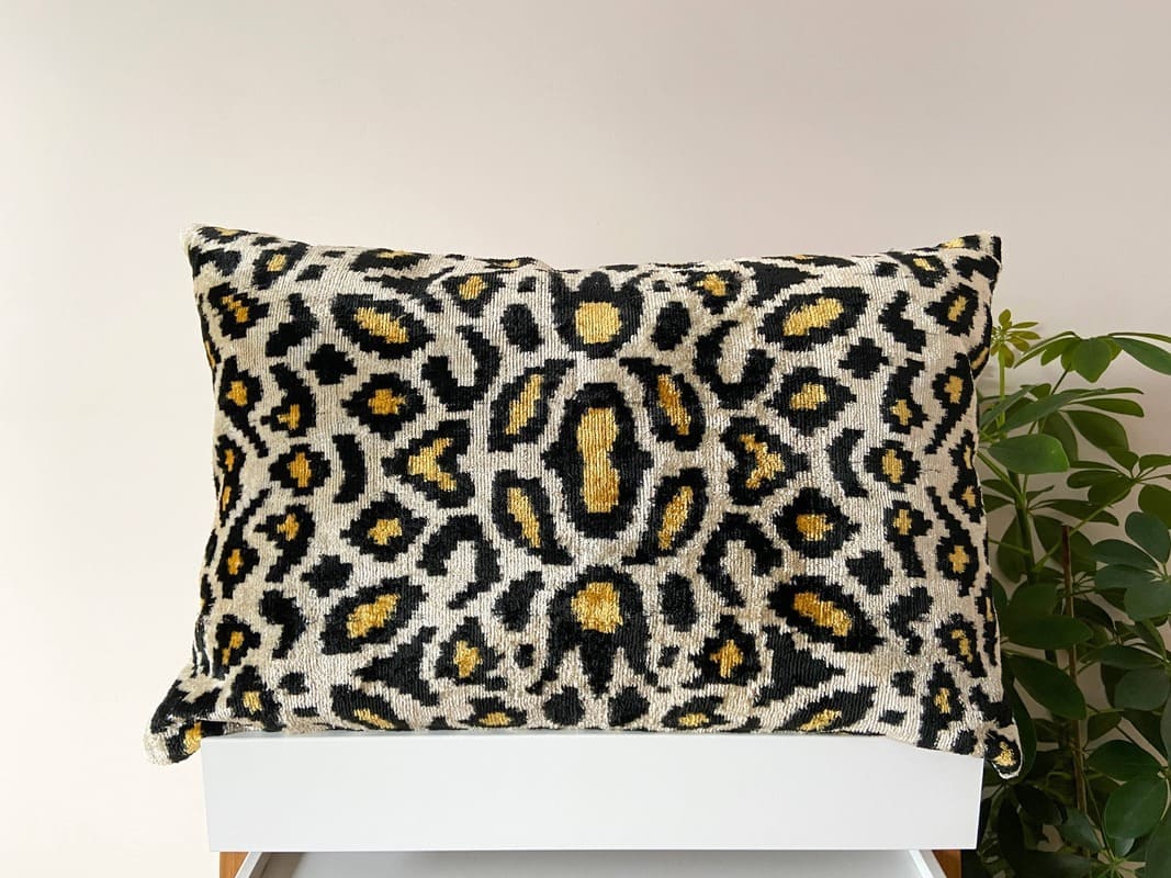 coussin ikat leopard