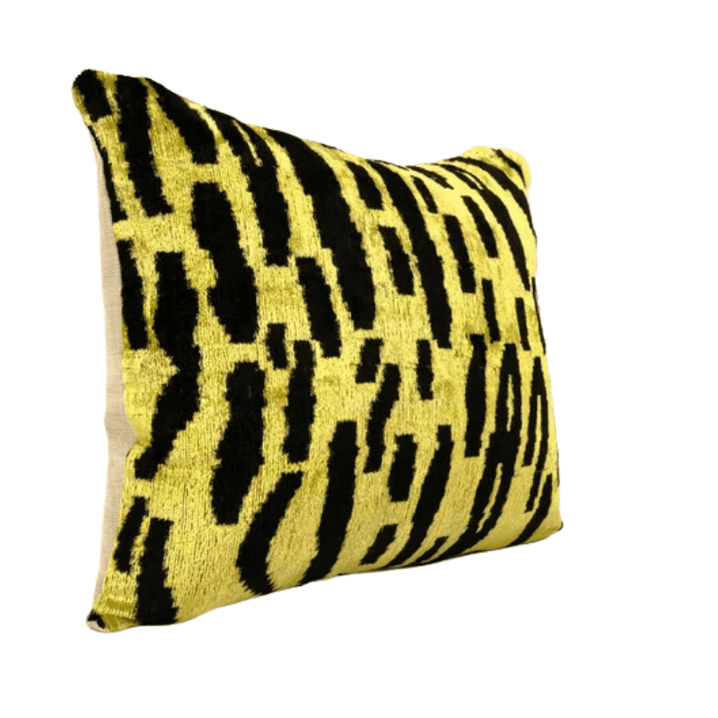 Coussin Ikat  jaune et noir motif tigre
