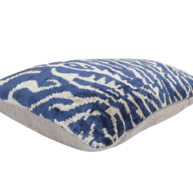 Coussin Ikat zébré bleu céruléen artisanal