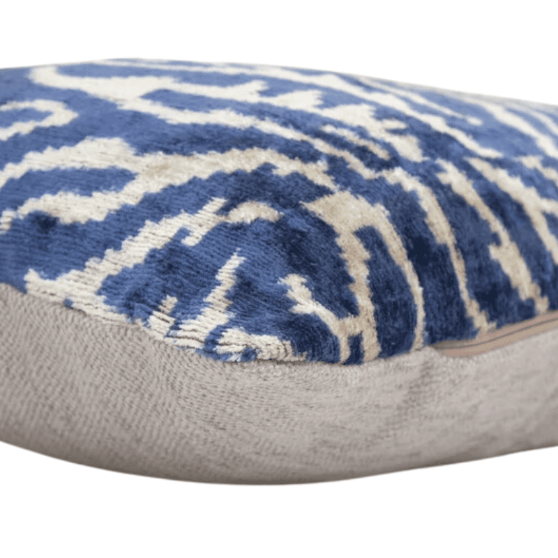 Ravissant coussin Ikat zébré bleu céruléen 