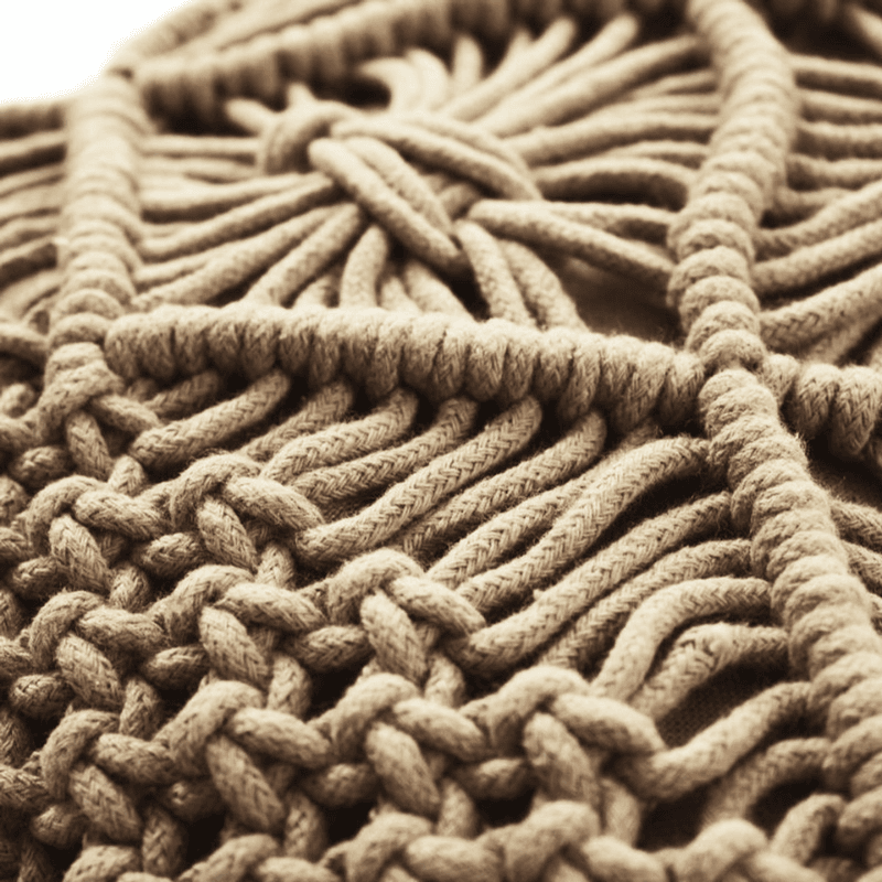 Détail du tressage de la housse de coussin macramé rose nude