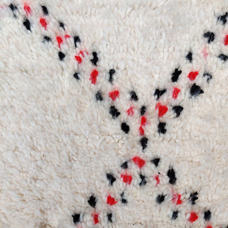 tapis artisanal blanc motif losange noir et rouge