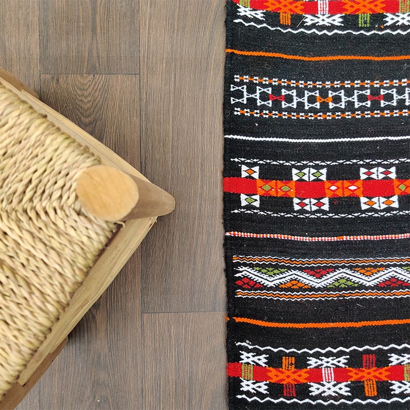 tapis kilim noir fait main au Maroc